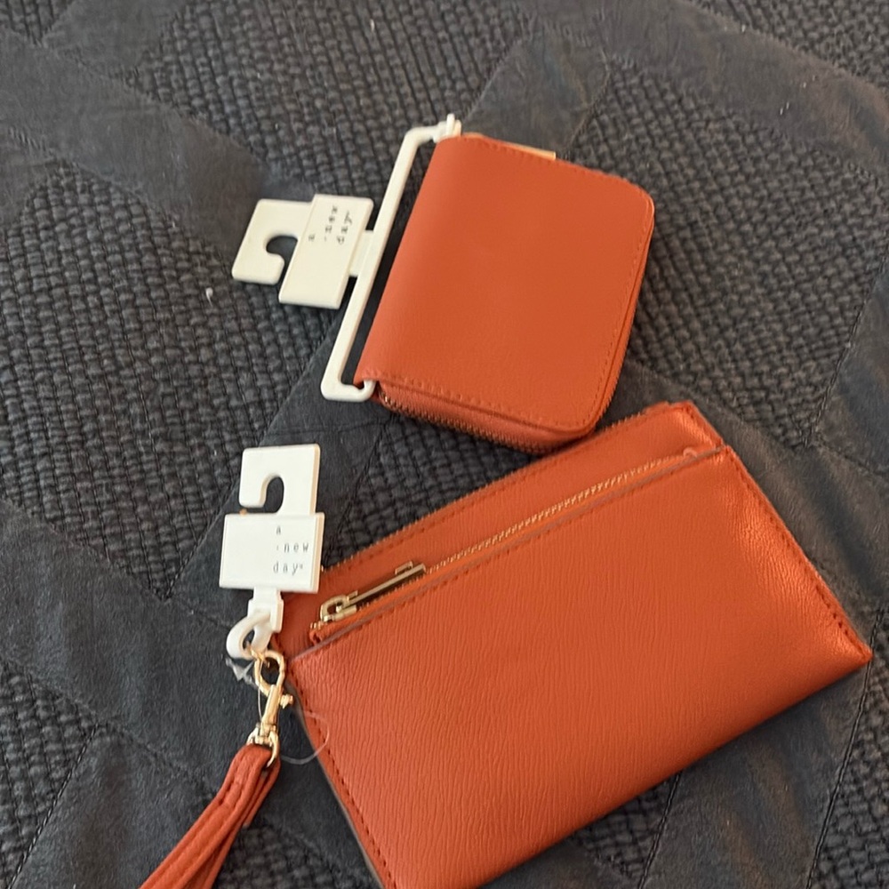 NWT Universal Thread wristlet and wallet